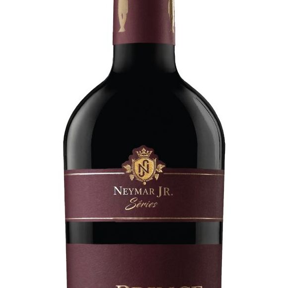 O tinto Cabernet Sauvignon / Malbec / Merlot 2025 abre a seleção da Le Prince com uvas do Valle Central, no Chile, em uma proposta encorpada e intensa que mira quem gosta de vinho com presença à mesa