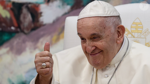 Papa Francisco iniciou uma ventilação mecânica não invasiva e respondeu bem à troca de gases