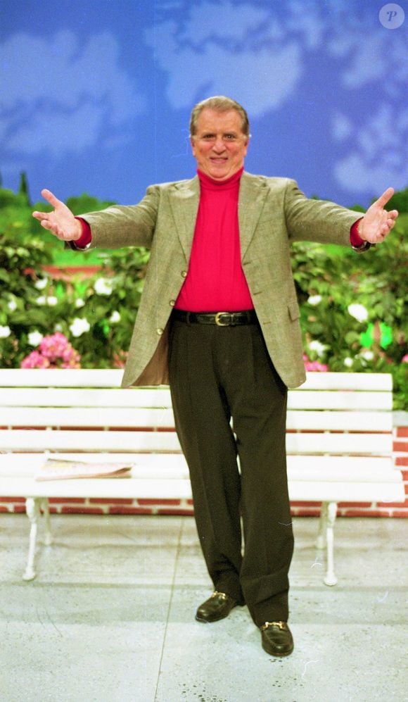 Carlos Alberto de Nóbrega, 90 anos, tem 72 anos de carreira e está no SBT desde 1987