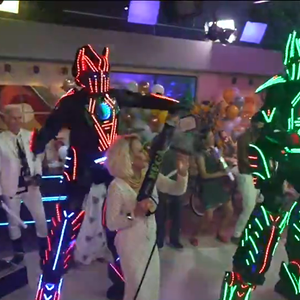 Robôs de LED gigantes e música animam festa no estúdio em plena manhã de Sexta-feira Santa