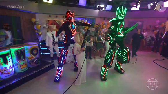 Robôs de LED gigantes e música animam festa no estúdio em plena manhã de Sexta-feira Santa