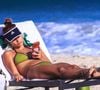 De visual confortável, Isadora Cruz curte dia de praia com direito a espreguiçadeira e clima ensolarado