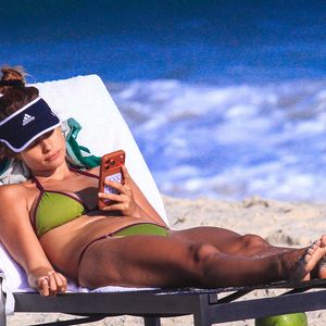 De visual confortável, Isadora Cruz curte dia de praia com direito a espreguiçadeira e clima ensolarado