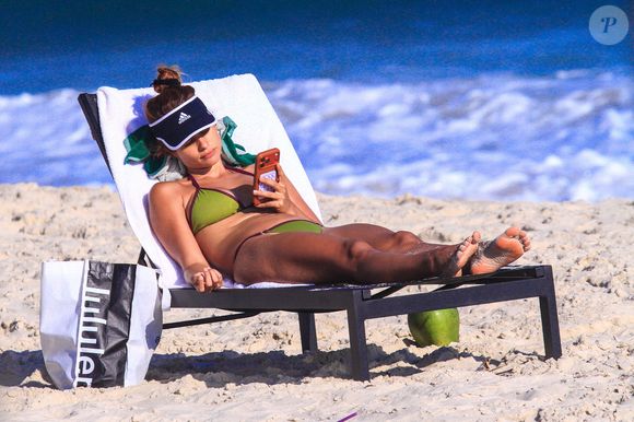 De visual confortável, Isadora Cruz curte dia de praia com direito a espreguiçadeira e clima ensolarado