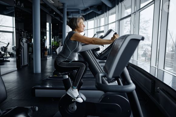 Cardio faz bem, mas não deve substituir o treino de força. Entenda como a falta de musculação pode acelerar o envelhecimento