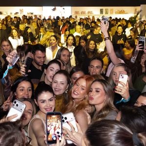 Marina Ruy Barbosa mostrou como referências de décadas diferentes podem dividir espaço em um mesmo look sem deixar a produção com aparência de fantasia de época. A atriz causou tumulto entre as fãs presentes no evento em São Paulo e acabou roubando a cena com o visual