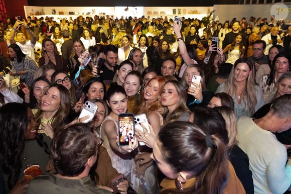 Marina Ruy Barbosa mostrou como referências de décadas diferentes podem dividir espaço em um mesmo look sem deixar a produção com aparência de fantasia de época. A atriz causou tumulto entre as fãs presentes no evento em São Paulo e acabou roubando a cena com o visual