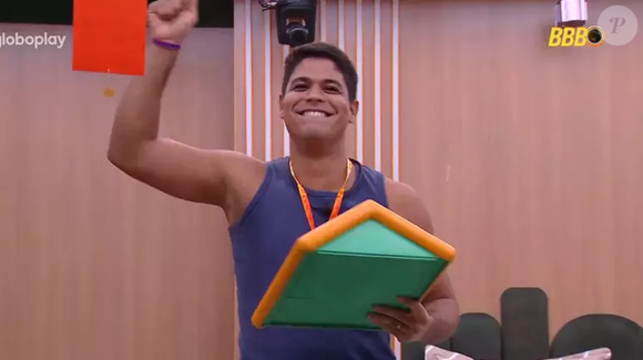Guilherme levou a esposa e a sogra nas fotos e no coração até o Apê do Líder. E foi exatamente com elas no VIP — Letícia, sua esposa, representada nas imagens, e Delma, sua sogra e sister — que ele viveu o momento especial