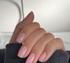 Quando se trata de rejuvenescer as mãos, uma manicure limpa é uma opção infalível, e é por isso que as "unhas de sabonete" são tão populares entre mulheres com mais de 40 anos
