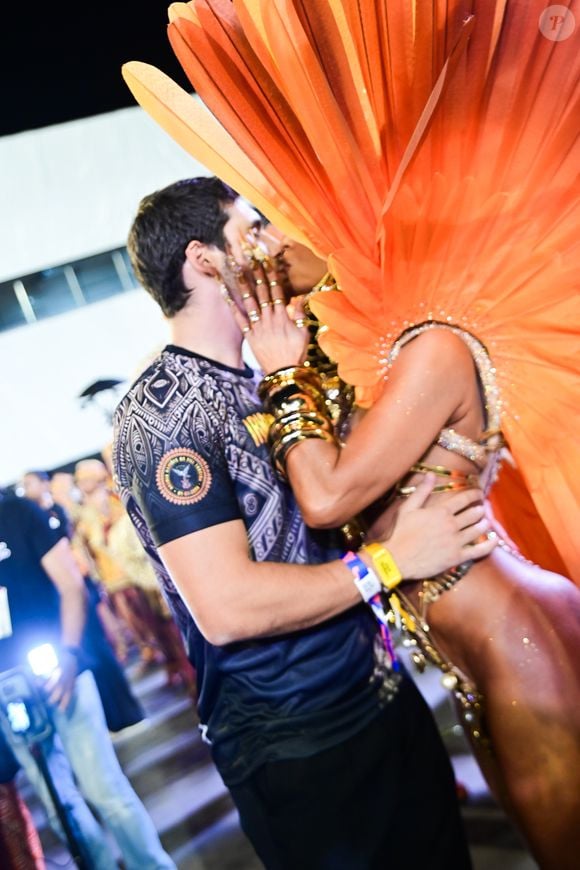 Carnaval 2025: Nicolas Prattes e Sabrina Sato se beijaram antes do início do desfile da Gaviões da Fiel