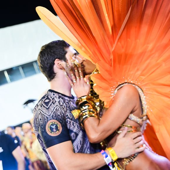 Carnaval 2025: Nicolas Prattes e Sabrina Sato se beijaram antes do início do desfile da Gaviões da Fiel