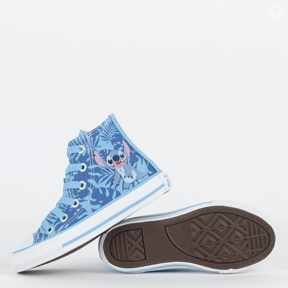 Até o fechamento da matéria, o Converse X Disney Stitch Chuck Taylor All Star Juvenil Cano Alto Azul estava disponível por R$ 119,90 no site oficial da Converse