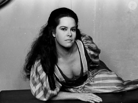 Atriz Maria Helena Dias, que também marcou presença em 'A fonte dos suspiros', faz sucesso em reprise de 'Rainha da Sucata'