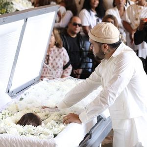 Francisco Gil, filho de Preta Gil e Otávio Muller, se despede da mãe, em velório no Theatro Municipal do Rio de Janeiro, nesta sexta-feira (25).