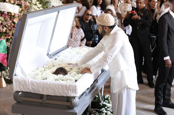 Francisco Gil, filho de Preta Gil e Otávio Muller, se despede da mãe, em velório no Theatro Municipal do Rio de Janeiro, nesta sexta-feira (25).