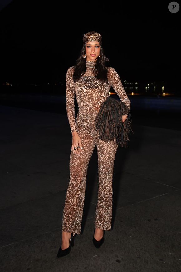 Rio Fashion Week 2026: ex-BBB Alane Dias usou um macacão com transparência e estampas claras