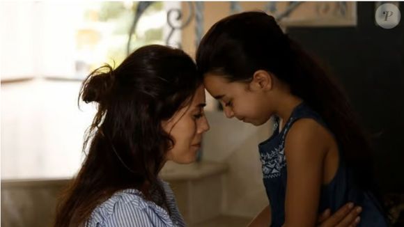 Melek sofre ao ficar longe de Zeynep na novela Mãe, mas finge que não a conhece