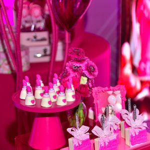 Para realizar o desejo de Valentina, Deolane Bezerra apostou em uma decoração toda rosa, com painéis e objetos cenográficos