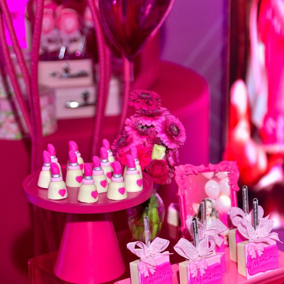 Para realizar o desejo de Valentina, Deolane Bezerra apostou em uma decoração toda rosa, com painéis e objetos cenográficos