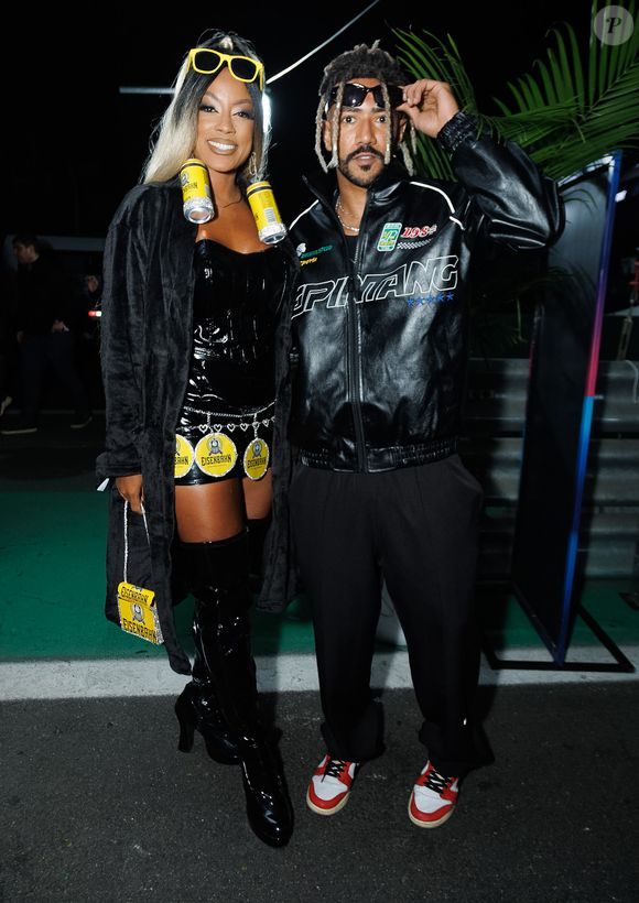Os ex-BBBS Lumena e Ricardo Alface improvisaram e não fizeram feio! No mesmo dress code rockeiro, com tons pretos e de couro, eles inovaram com outros detalhes. Repare nos brincos e no cinto da ex-sister, por exemplo!
