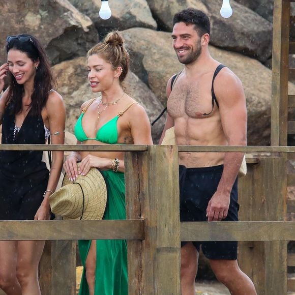 Alvise Rigo estava sem camisa, de mochila, e apostou num bermudão e sandálias para curtir o dia.