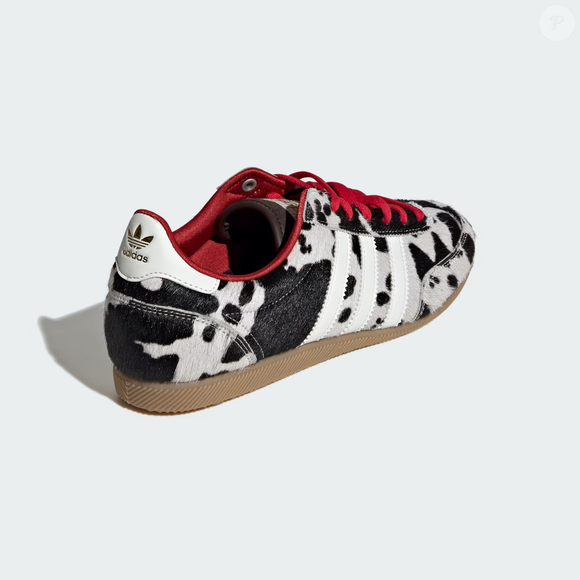Com estética considerada refinada e atemporal, o modelo da Adidas vem sendo apontado como um dos tênis mais elegantes da temporada de inverno 2026, especialmente para mulheres 50+ que procuram unir conforto, personalidade e informação de moda em produções do dia a dia