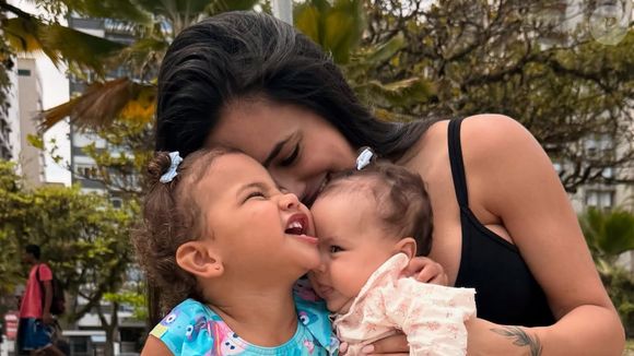 Bruna Biancardi posa com as filhas em fotos fofas, mas vídeo inusitado rouba a cena: 'Medo desses...'