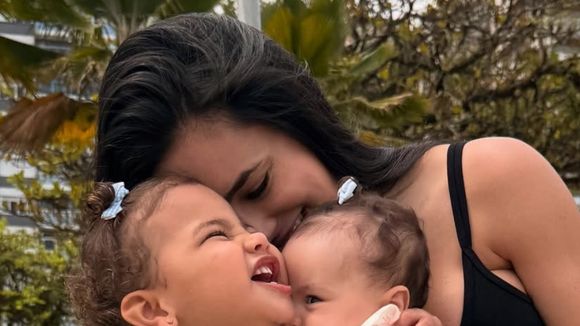 Bruna Biancardi mostra Mavie e Mel, filhas com Neymar, juntinhas em fotos inéditas na praia, mas detalhe rouba a cena: 'Medo desses...'