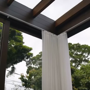 Espaço de oração de Heloisa Périssé conta com janelas de vidro que deixam a natureza integrada ao ambiente