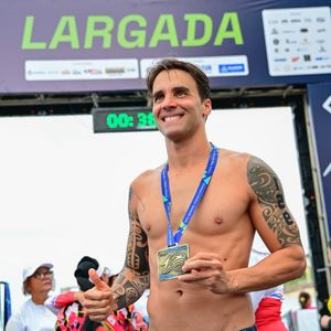 Corpo de Daniel Cady, só de sunga, rendeu muitos elogios de internautas e também brincadeiras por sua solteirice