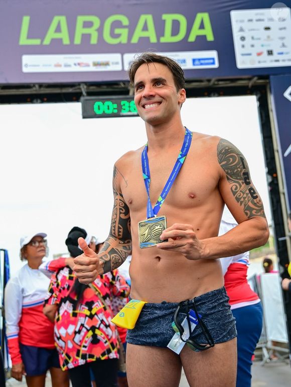 Corpo de Daniel Cady, só de sunga, rendeu muitos elogios de internautas e também brincadeiras por sua solteirice