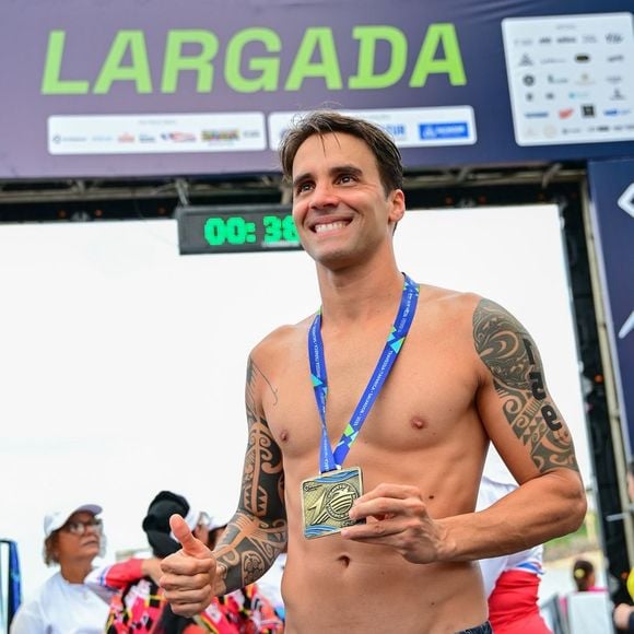 Corpo de Daniel Cady, só de sunga, rendeu muitos elogios de internautas e também brincadeiras por sua solteirice