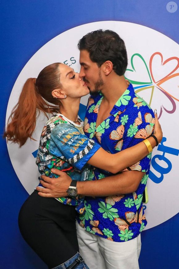 Giovanna Lancellotti trocou beijos com Gabriel David, seu noivo, ao comemorar título da Beija-Flor do Carnaval 2025