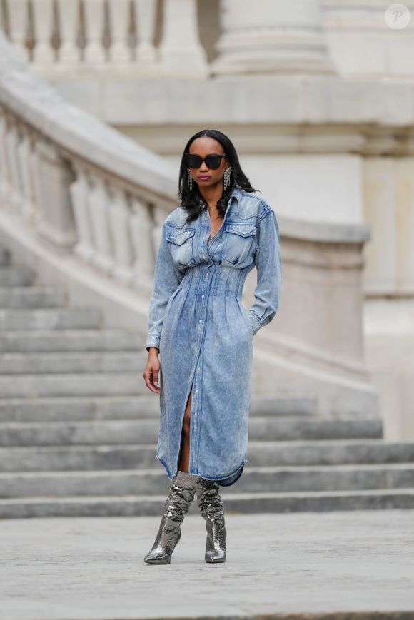 Prata, dourado e outros tons brilhantes aparecem em scarpins, botas e flats – escolha cheia de glamour para iluminar peças invernais.