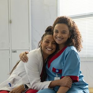 Bela (Sheron Menezzes) se emociona ao mexer nos pertences de Juli (Lucy Ramos) em 'Por Você'