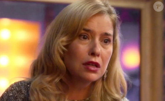 Lígia (Palomma Duarte) se desespera ao perceber que sua boate está em chamas. Beto (Pedro Novaes) invade a boate e resgata a mãe.
