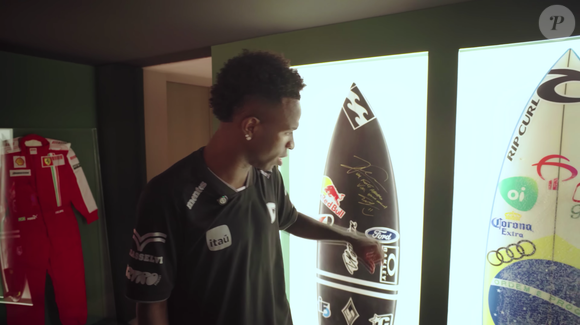 Vini Jr. também mantém macacões de Fórmula 1 e pranchas de surfe em seu museu secreto