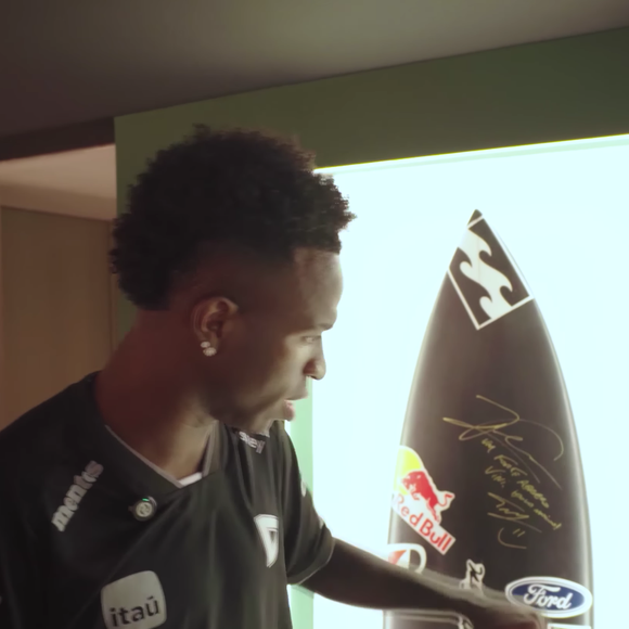 Vini Jr. também mantém macacões de Fórmula 1 e pranchas de surfe em seu museu secreto