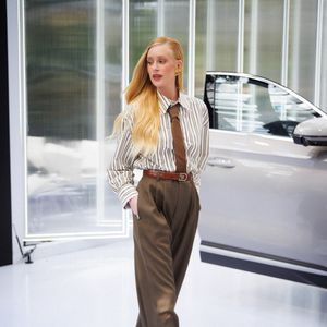 Marina Ruy Barbosa em estilo corpcore: para inovar, Marina Ruy Barbosa adicionou uma gravata em tom marrom estampada