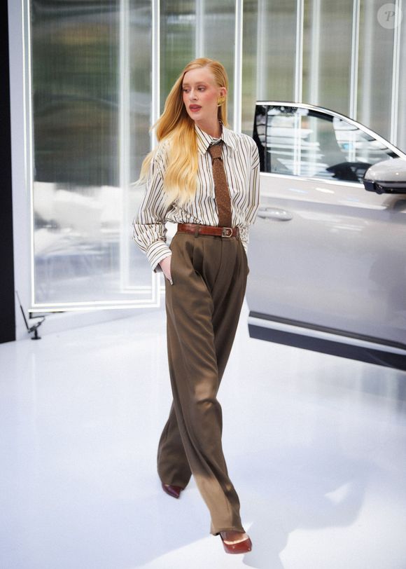 Marina Ruy Barbosa em estilo corpcore: para inovar, Marina Ruy Barbosa adicionou uma gravata em tom marrom estampada