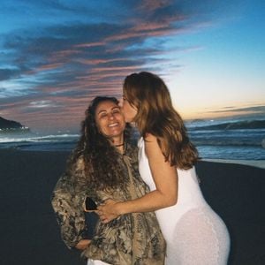 Web reage a álbum de Paolla Oliveira com mensagens de carinho e elogios à atriz