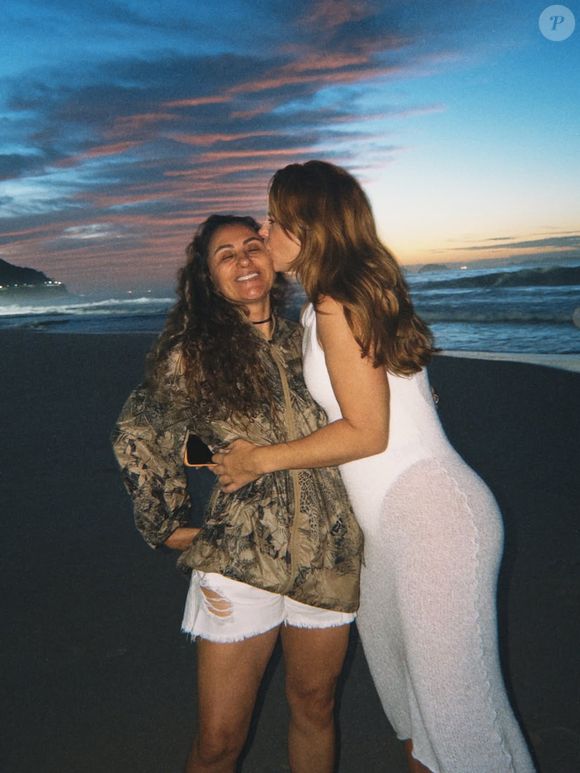 Web reage a álbum de Paolla Oliveira com mensagens de carinho e elogios à atriz