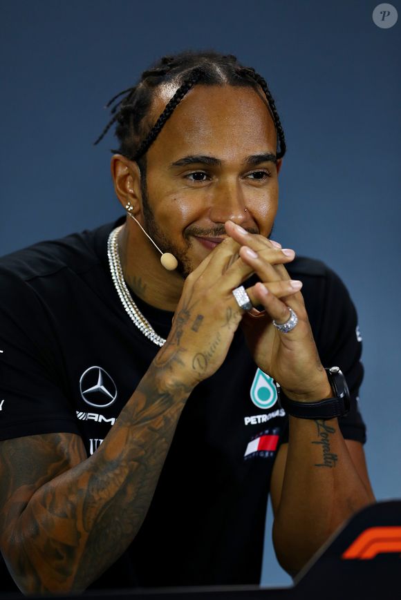 Com o novo visual, Lewis Hamilton realçou ainda mais sua beleza