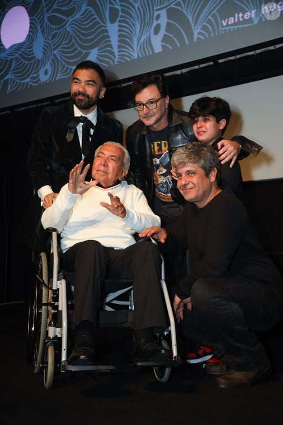 Mauricio de Sousa posou para fotos com o filho Mauro Sousa e elenco do filme que retrata a vida do pai da Turma da Mônica