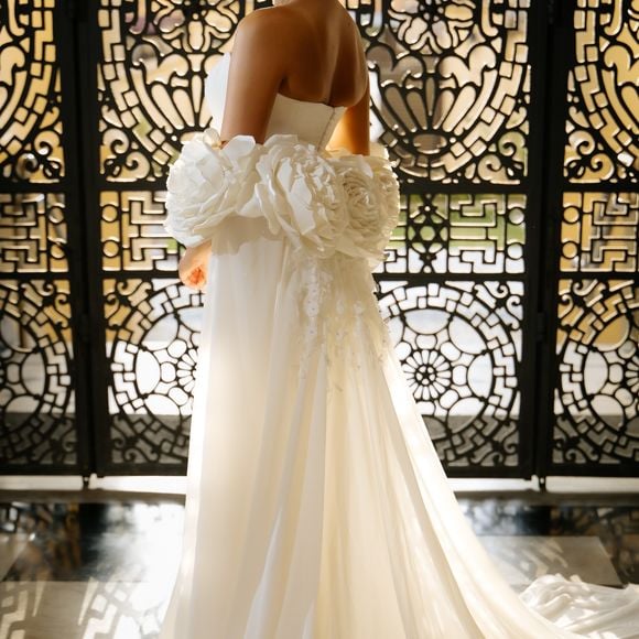 Para o ensaio pré-wedding, Emilly Araújo escolheu um vestido de inspiração romântica e dramática, com modelagem sereia e capa de musseline de seda coberta por flores artesanais