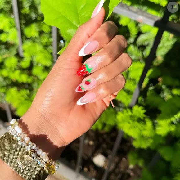 Unhas decoradas com frutas para a primavera