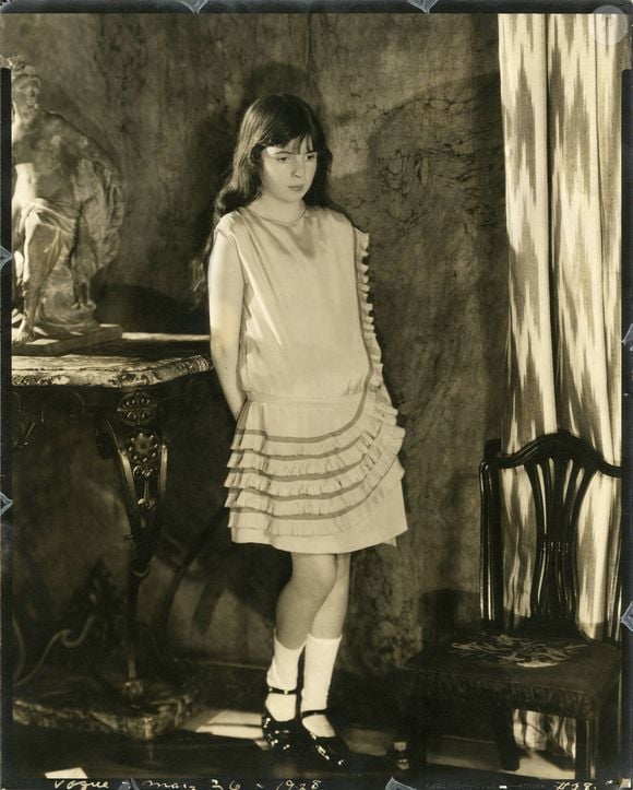 Foi nos anos 1920 que a Mary Jane conquistou de vez as jovens, especialmente na clássica versão preta de verniz, tornando-se símbolo da moda feminina e da estética 'preppy'
