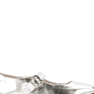 No site da Zattini, a Sapatilha Dakota DA231 Prata aparece por R$ 155,04 no Pix ou R$ 172,27 em até 2x sem juros. O modelo tem visual minimalista, tira sobre o pé e fechamento por fivela, garantindo ajuste delicado e conforto, de acordo com a descrição do e commerce