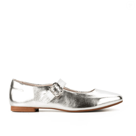 No site da Zattini, a Sapatilha Dakota DA231 Prata aparece por R$ 155,04 no Pix ou R$ 172,27 em até 2x sem juros. O modelo tem visual minimalista, tira sobre o pé e fechamento por fivela, garantindo ajuste delicado e conforto, de acordo com a descrição do e commerce