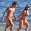 Mari Saad exibe barriga de grávida na praia e troca beijos apaixonados com Rômulo Arantes Neto. Veja fotos do casal!